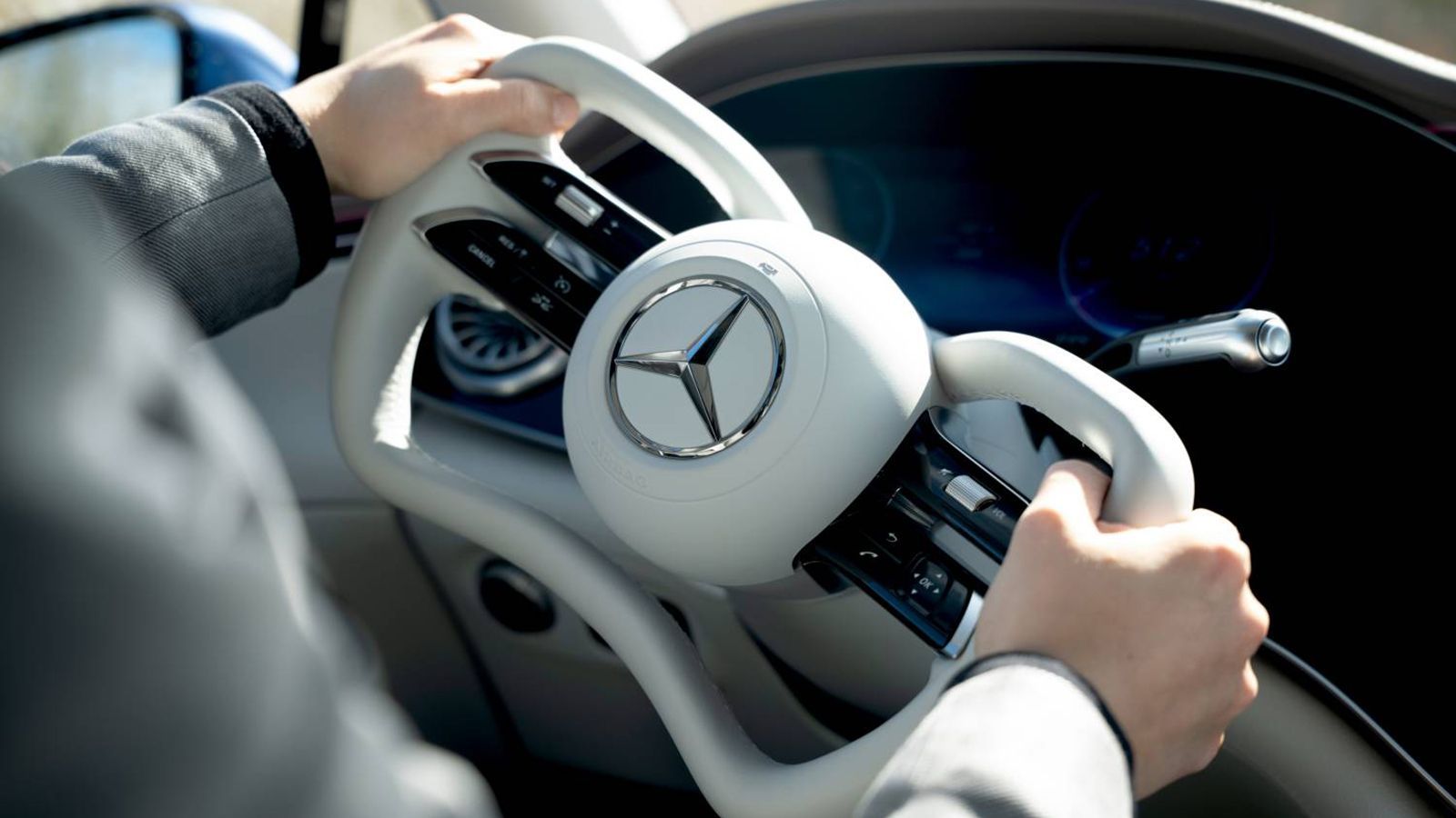 Η ανανεωμένη Mercedes EQS έρχεται με τιμόνι yoke και τεχνολογία steer-by-wire